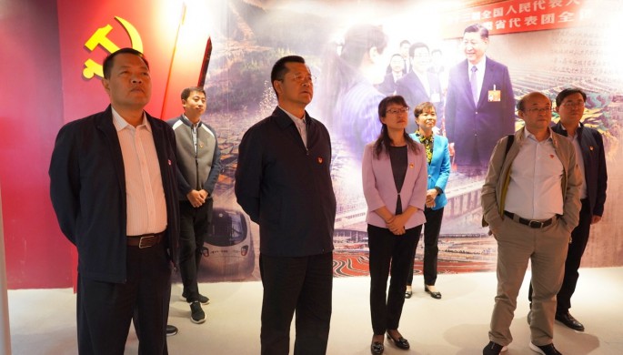 集團(tuán)公司開(kāi)展“不忘初心、牢記使命”主題黨日活動(dòng) <br/> — 參觀(guān)主題教育檔案文獻(xiàn)展